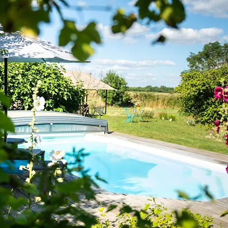 La Jolie Longère Fleurie Avec Piscine Et Jardin Lodge *